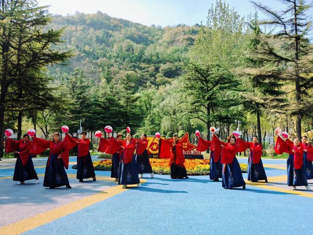 銅川市印臺(tái)區(qū)重興公園海綿化改造后新開(kāi)園(圖3)
