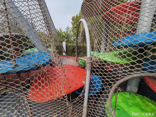 九游娛樂：公園設(shè)施損壞只掛牌不維修？(圖1)