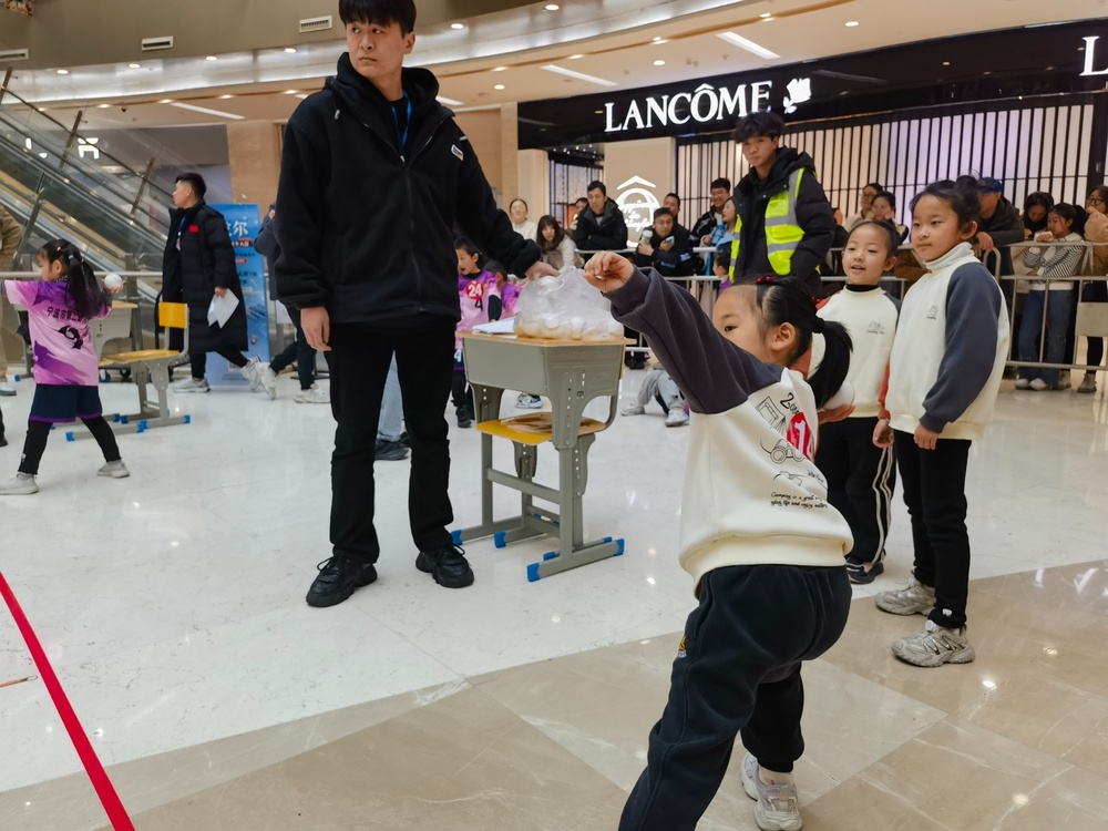 九游app：寧波市少幼兒體育表演大會舉行 300余名萌娃展示運(yùn)動技能(圖1)