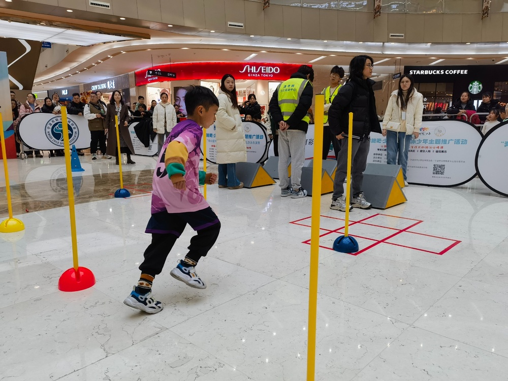 九游app：寧波市少幼兒體育表演大會舉行 300余名萌娃展示運(yùn)動技能(圖3)
