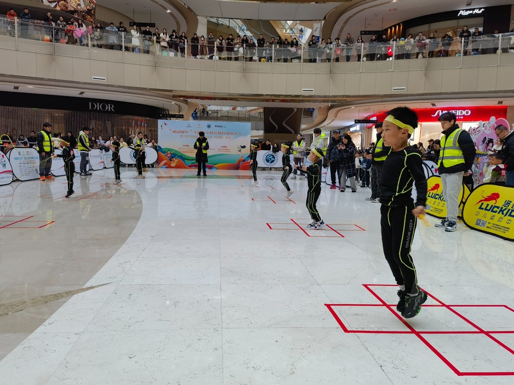 九游app：寧波市少幼兒體育表演大會舉行 300余名萌娃展示運(yùn)動技能(圖5)