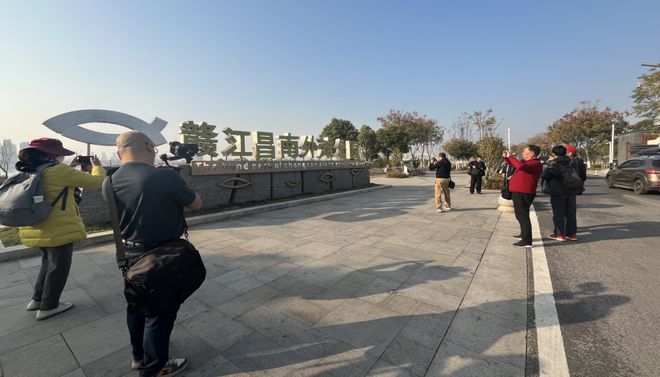 “幸福昌南·我在象湖濱江安個(gè)家”采風(fēng)之旅：見證象湖濱江現(xiàn)代化生活圈的崛起(圖8)